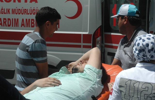 Otomobil otobüs durağına girdi