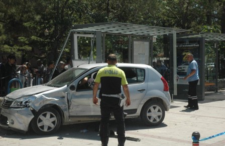 Otomobil otobüs durağına girdi