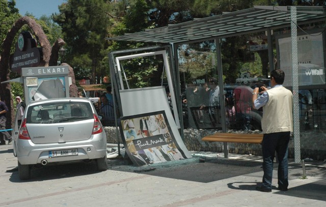 Otomobil otobüs durağına girdi