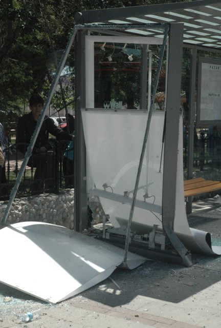 Otomobil otobüs durağına girdi