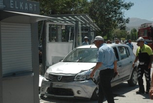 Otomobil otobüs durağına girdi