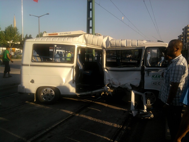 Tramvay, servise çarptı 1