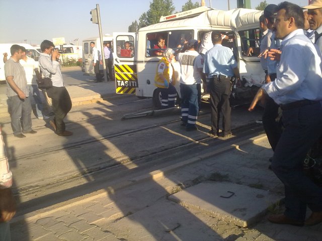 Tramvay, servise çarptı 12
