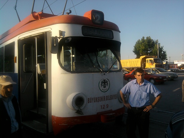 Tramvay, servise çarptı 2