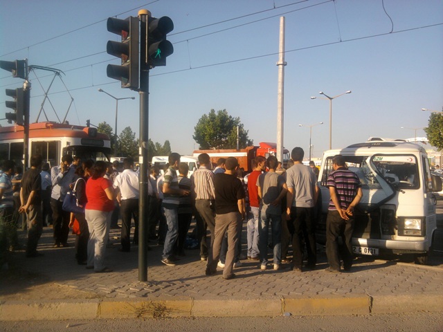 Tramvay, servise çarptı 3