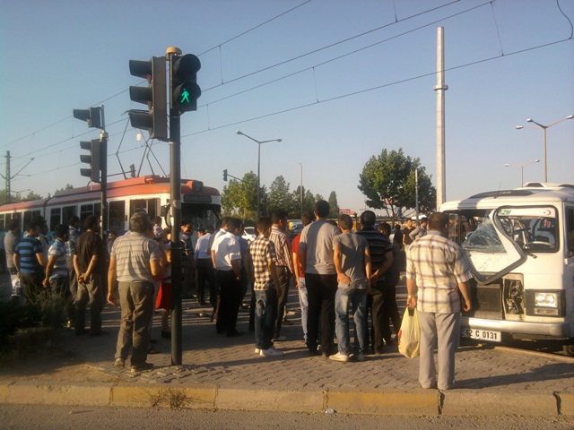 Tramvay, servise çarptı 4