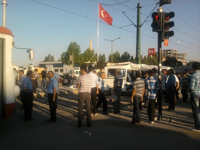Tramvay, servise çarptı 5