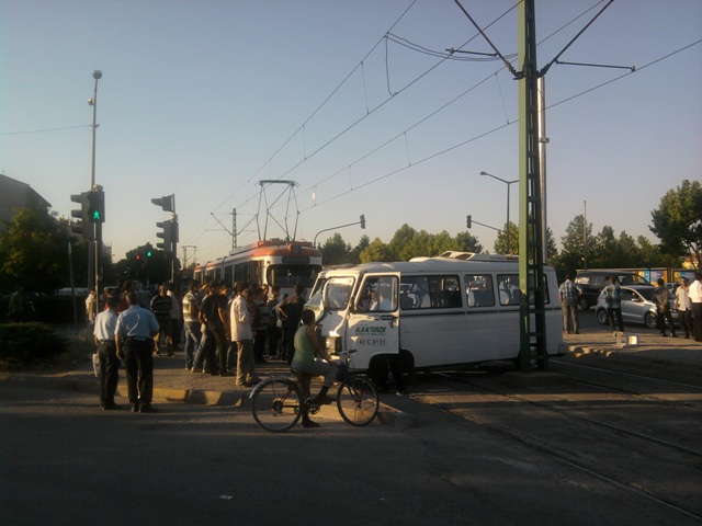 Tramvay, servise çarptı 6