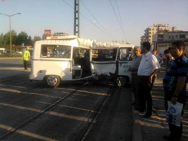 Tramvay, servise çarptı 7