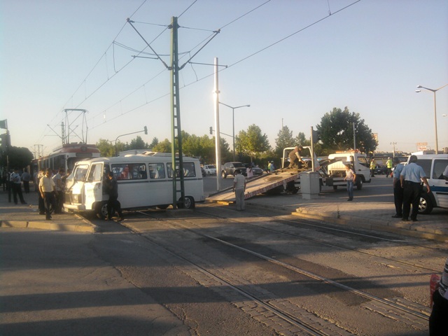Tramvay, servise çarptı 8