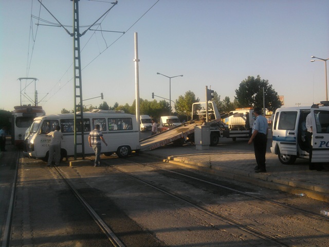 Tramvay, servise çarptı 9