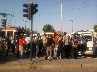 Tramvay, servise çarptı