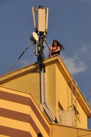 Otel çatısında intihar şov 1