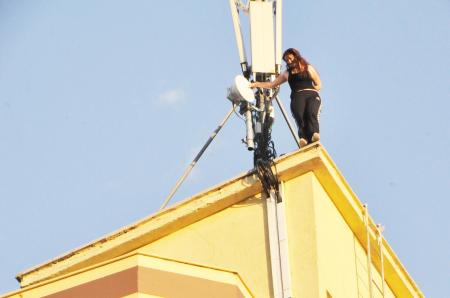 Otel çatısında intihar şov 2