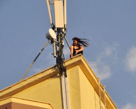 Otel çatısında intihar şov 3