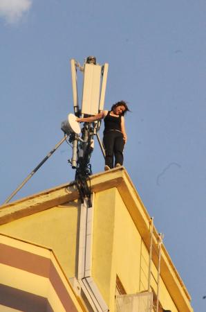 Otel çatısında intihar şov 4