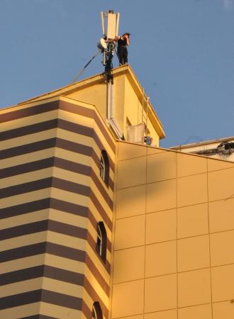 Otel çatısında intihar şov 5