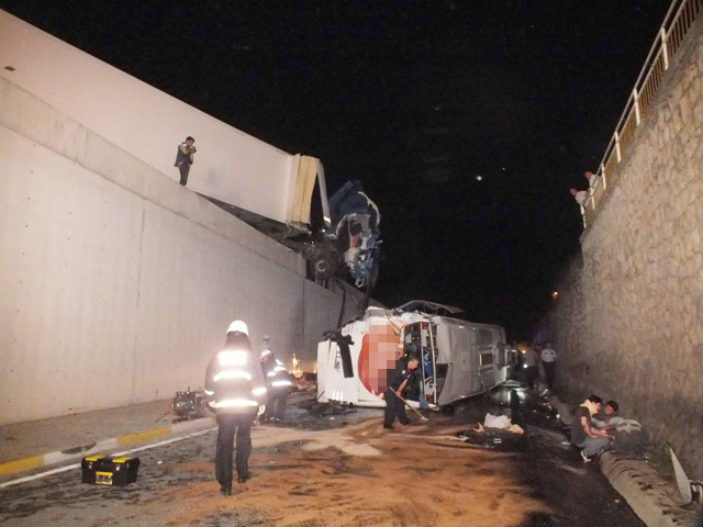 Korkunç otobüs kazası 3