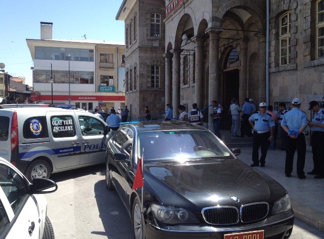 Valilik önünde intihar 1