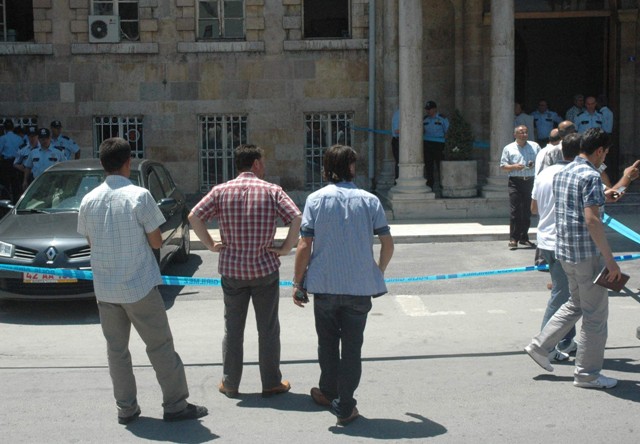 Valilik önünde intihar 4