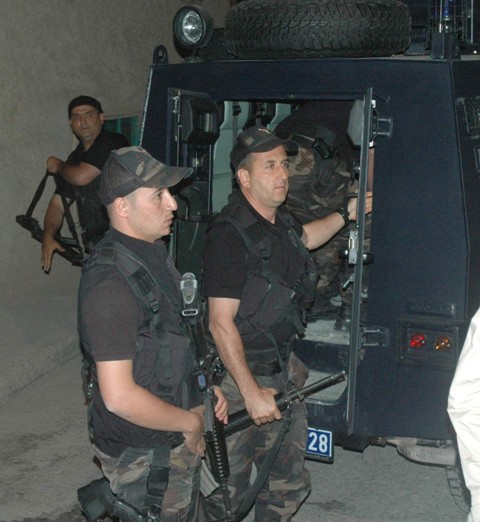Komşu kavgasına 150 polis müdahale etti