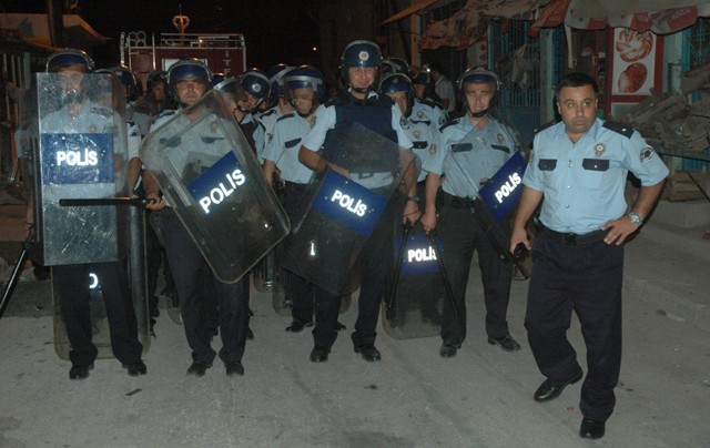 Komşu kavgasına 150 polis müdahale etti