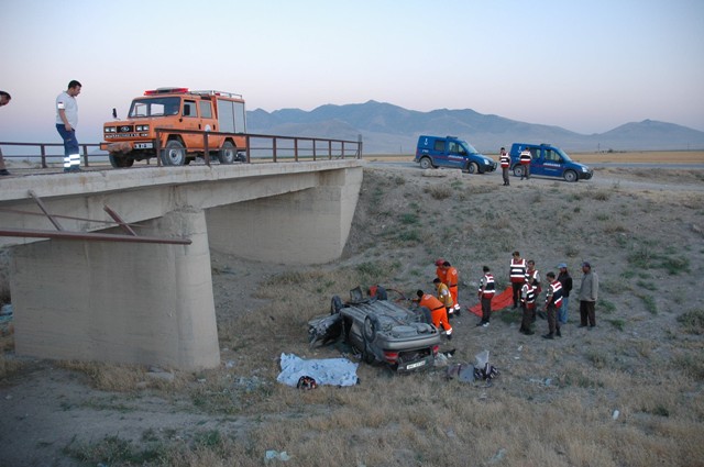 Karısının halasını kaçırdı kaza yaptı: 4 ölü 2