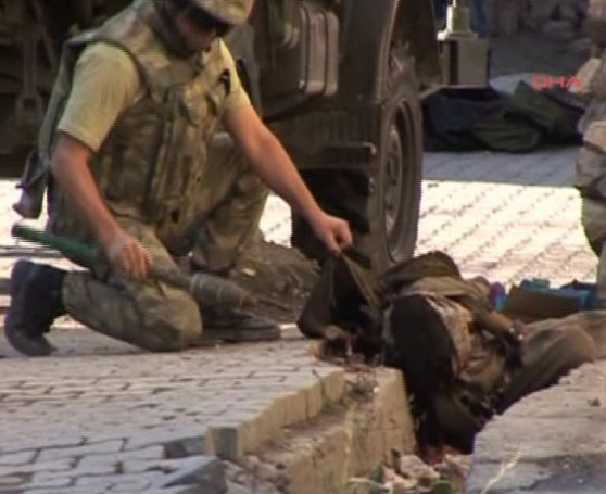 İşte ölen teröristin üzerinden çıkarılanlar! 10