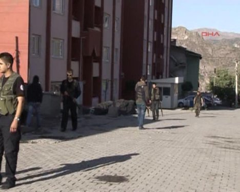 İşte ölen teröristin üzerinden çıkarılanlar! 23