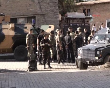 İşte ölen teröristin üzerinden çıkarılanlar! 26