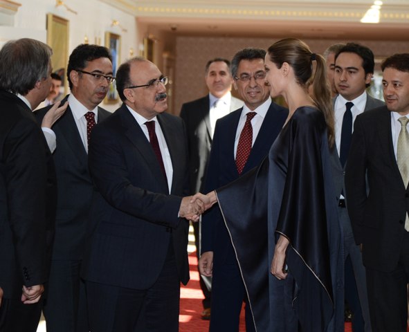 Adım adım Angelina Jolie 4