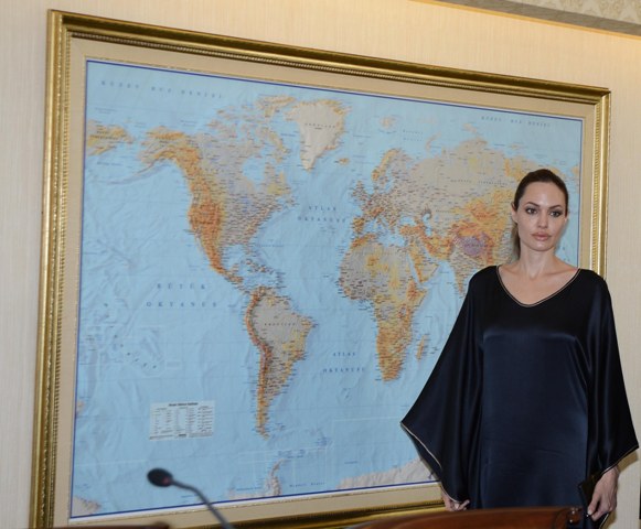 Adım adım Angelina Jolie 5