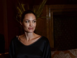 Adım adım Angelina Jolie