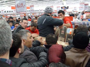 Elektronik mağaza açılışında izdiham 1