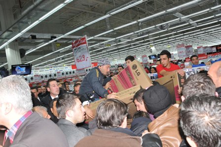 Elektronik mağaza açılışında izdiham 10