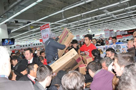 Elektronik mağaza açılışında izdiham 12