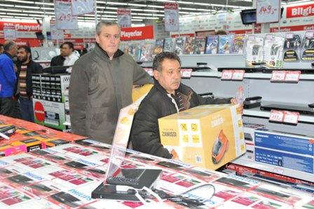Elektronik mağaza açılışında izdiham 13