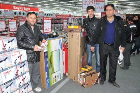 Elektronik mağaza açılışında izdiham 14