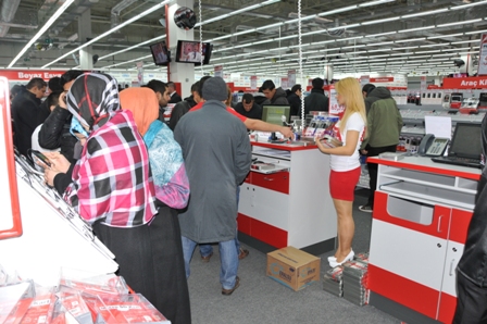 Elektronik mağaza açılışında izdiham 15