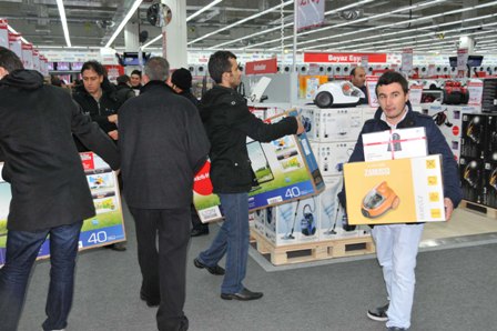 Elektronik mağaza açılışında izdiham 7
