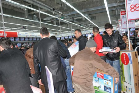 Elektronik mağaza açılışında izdiham 8
