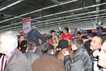 Elektronik mağaza açılışında izdiham 9