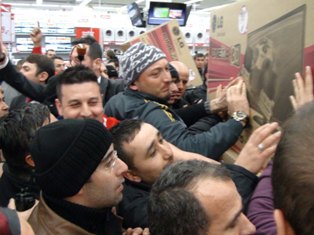 Elektronik mağaza açılışında izdiham