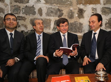 Diyarbakır Davutoğlunu bağrına bastı 8