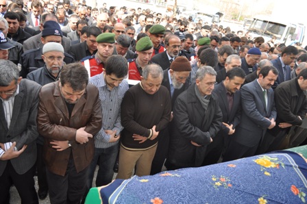 Nusret Argun annesinin cenazesine katıldı 3
