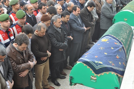 Nusret Argun annesinin cenazesine katıldı 4