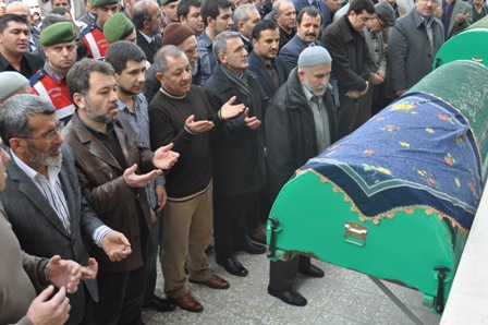 Nusret Argun annesinin cenazesine katıldı 5