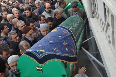 Nusret Argun annesinin cenazesine katıldı 7