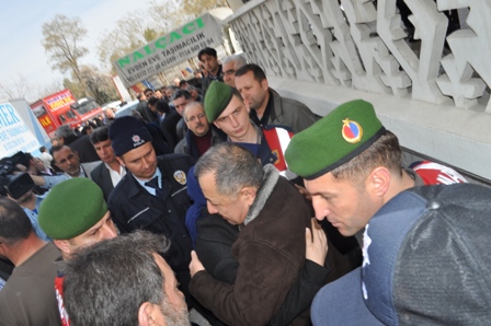 Nusret Argun annesinin cenazesine katıldı 8