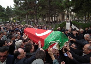 Depremde ölen öğretmen defnedildi